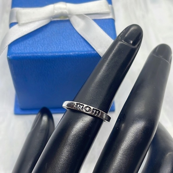 Silver “Mom” Engraved Band Ring - Picture 4 of 8